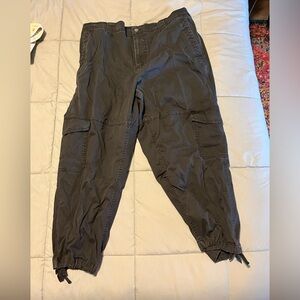 Old Navy women’s high-waisted barrel leg cargo ankle pants. XL